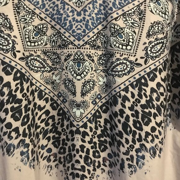 Long sleeved 2X Tee shirt with patterns, folds, and buttons in blues. - Picture 3 of 11